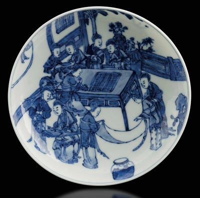 Piattino in Porcellana Bianca e Blu Raffigurante Scena di Vita Comune con Cortigiane, Cina, Dinas...