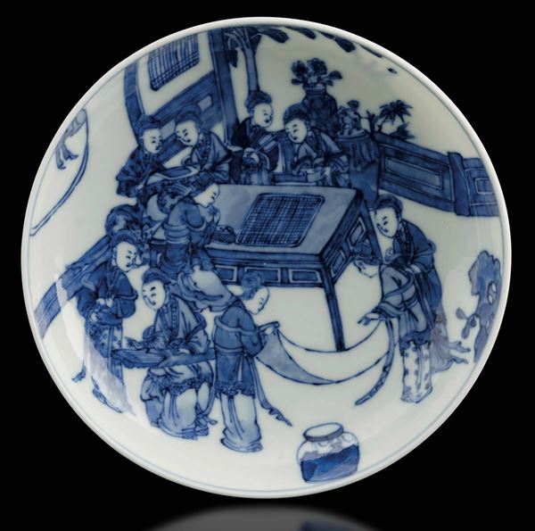 Piattino in porcellana bianca e blu raffigurante scena di vita comune con cortigiane, Cina, Dinastia Qing, epoca Kangxi (1662-1722)