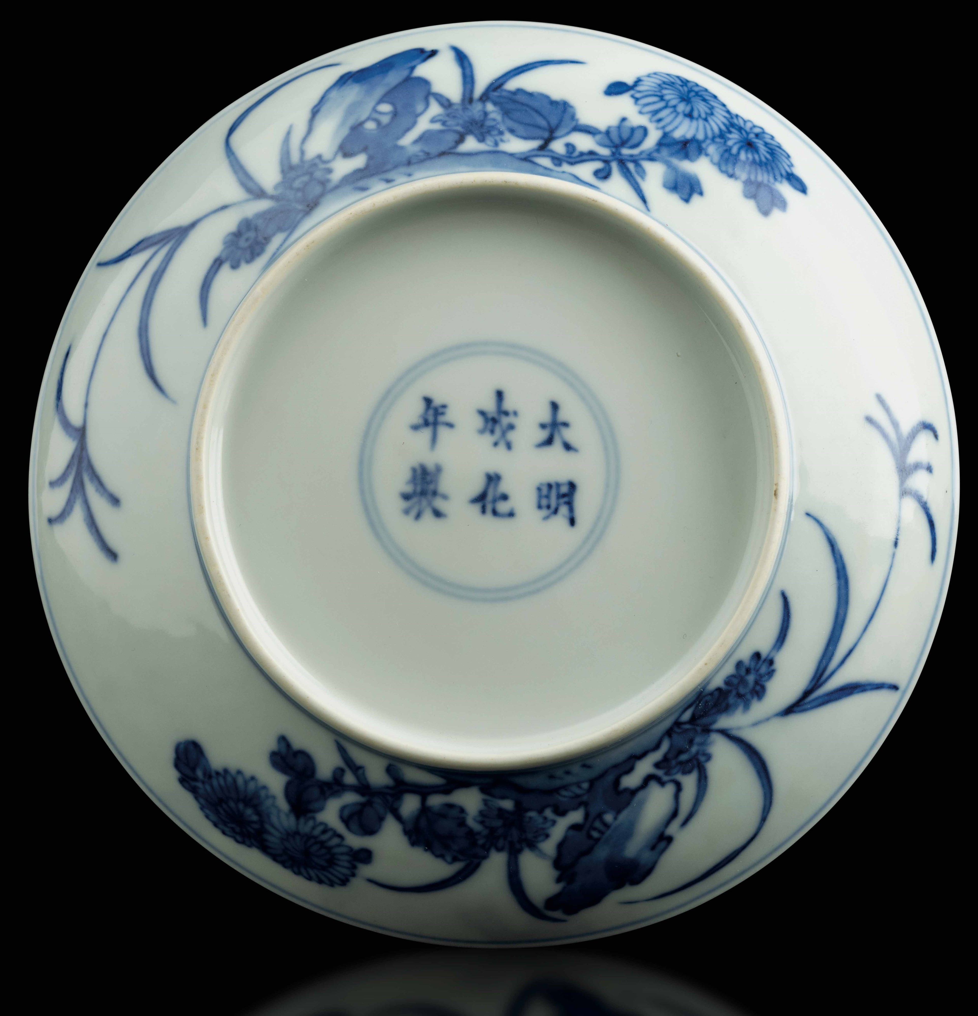 Piattino in Porcellana Bianca e Blu Raffigurante Scena di Vita Comune con Cortigiane, Cina, Dinas...