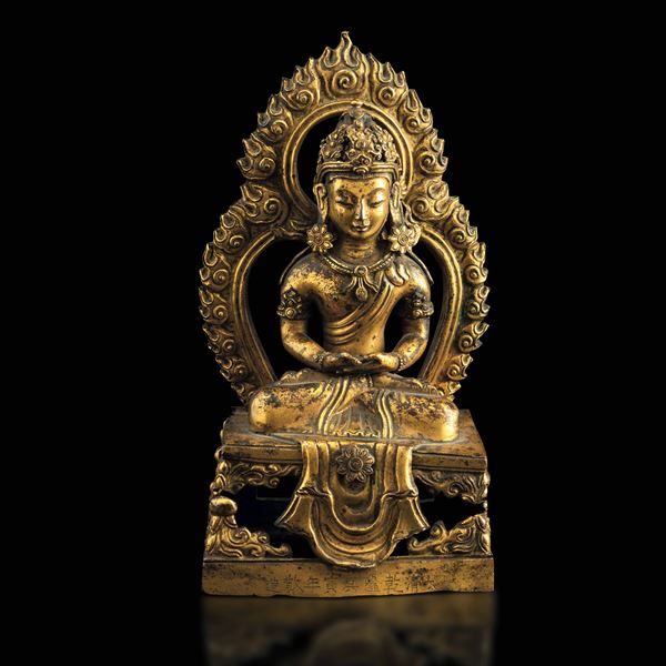 Figura di Buddha Amitayus entro aura in bronzo dorato, Cina, Dinastia Qing, marca e del periodo Qianlong (1736-1796)