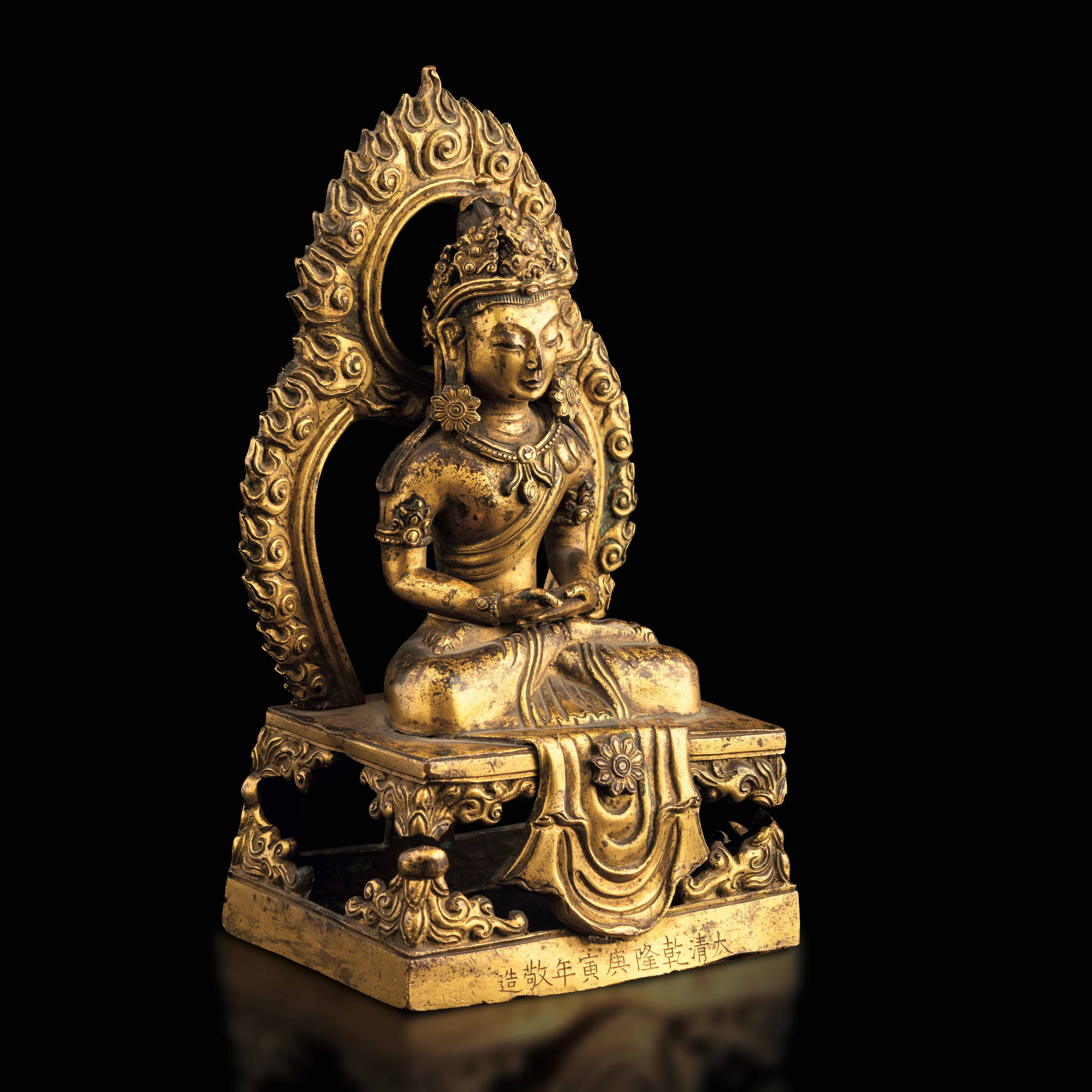 Figura di Buddha Amitayus Entro Aura in Bronzo Dorato, Cina, Dinastia Qing, Marca e del Periodo Q...