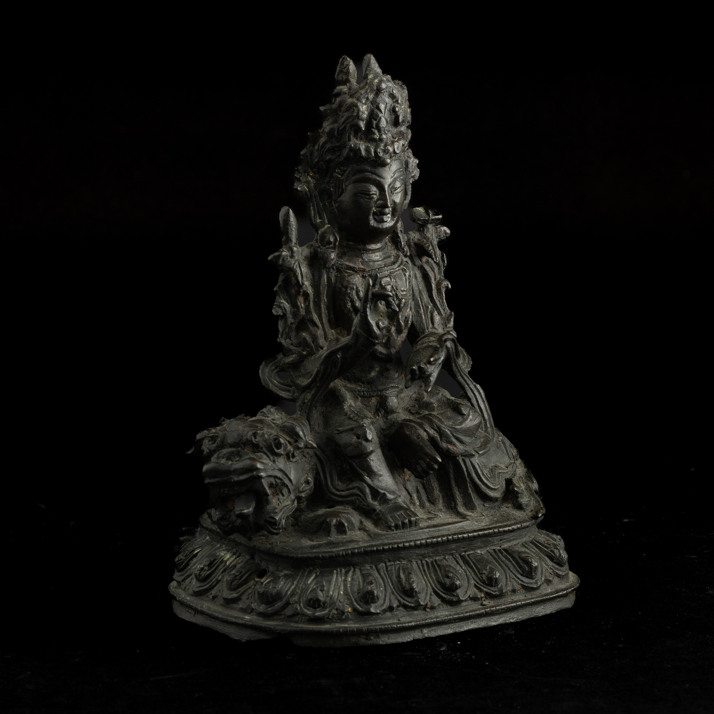 Figura di Buddha Assiso su Drago e Fior di Loto in Bronzo, Cina, Dinastia Ming, XVII Secolo