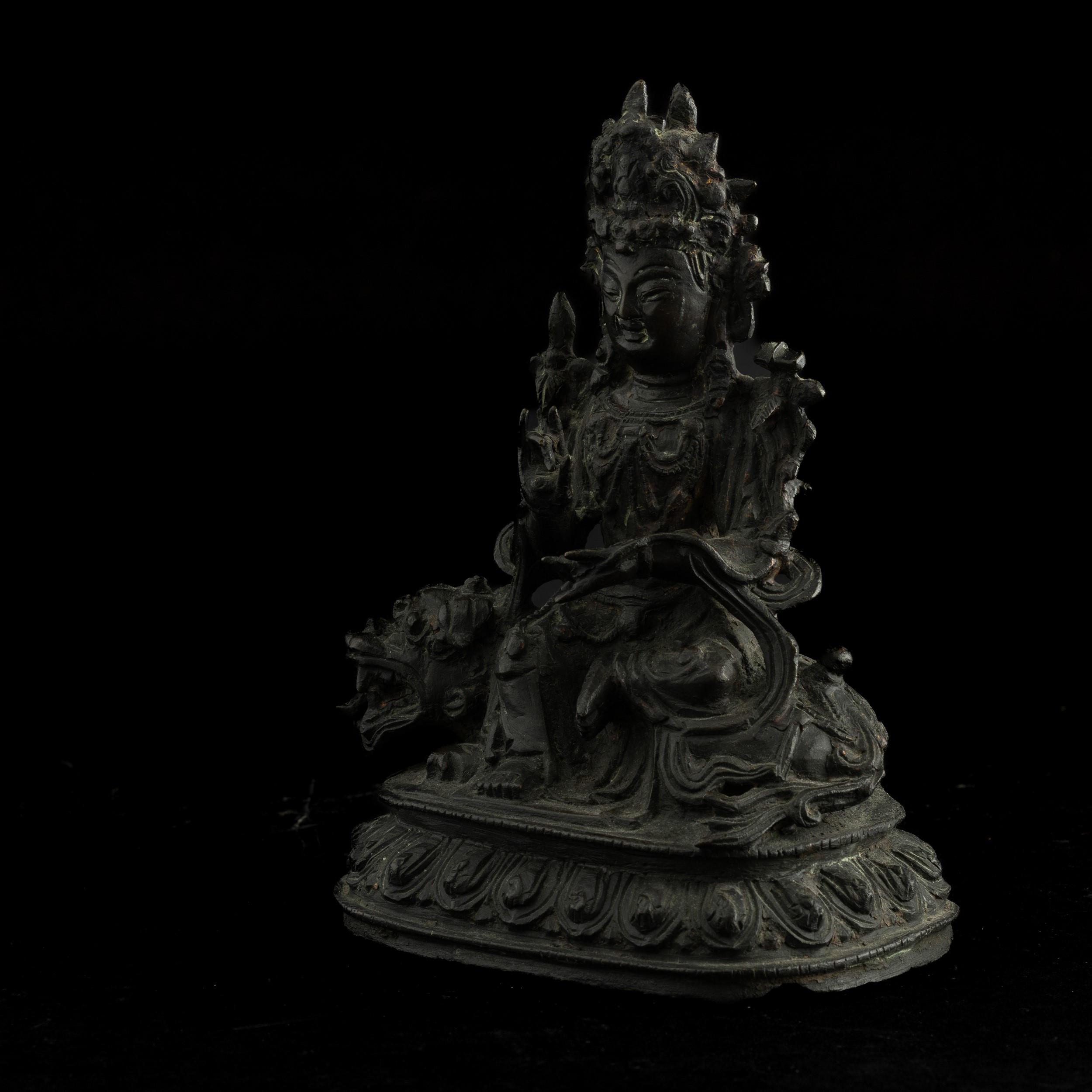 Figura di Buddha Assiso su Drago e Fior di Loto in Bronzo, Cina, Dinastia Ming, XVII Secolo