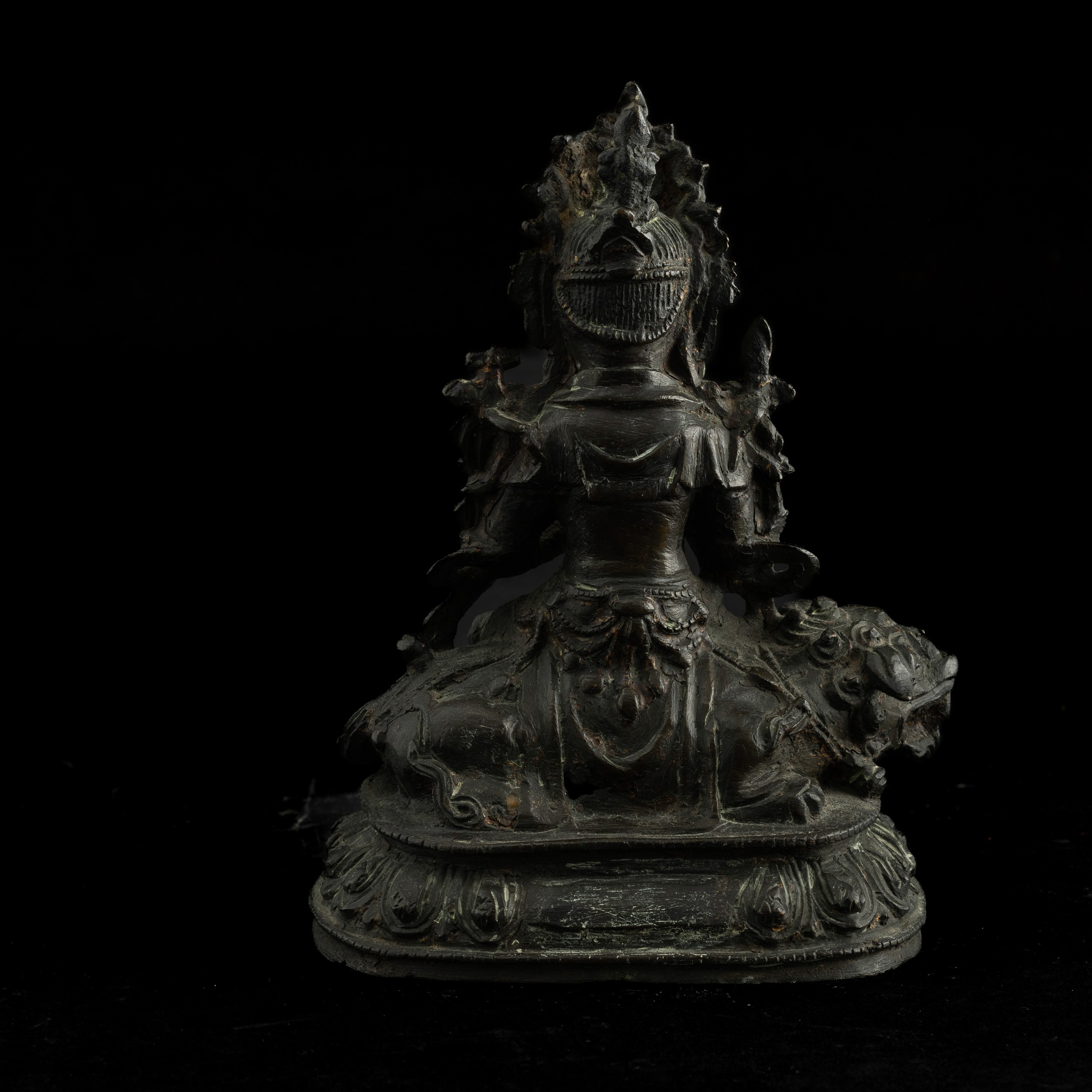 Figura di Buddha Assiso su Drago e Fior di Loto in Bronzo, Cina, Dinastia Ming, XVII Secolo