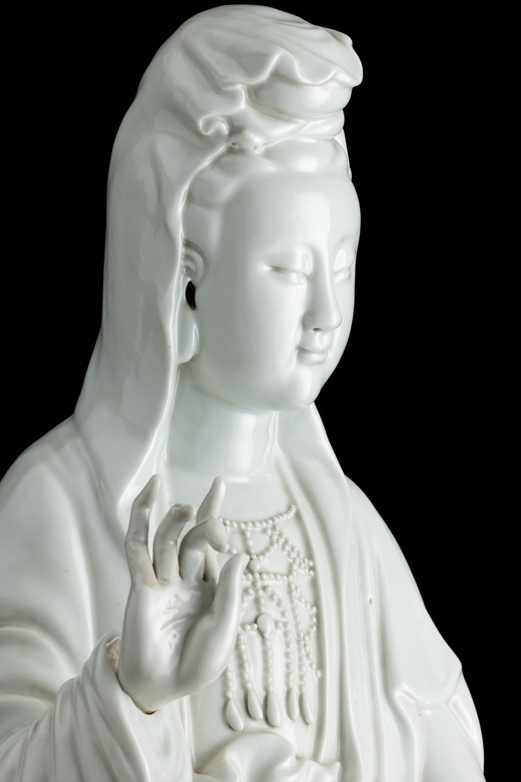 Grande Figura di Guanyin in Porcellana Blanc De Chine, Cina, Dinastia Qing, Epoca Jiaqing (1796-1...