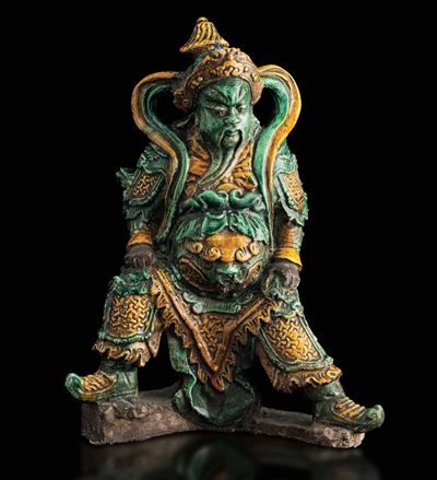 Grande Figura di Guandi in Ceramica Invetriata a Smalti Sancai, Cina, Dinastia Ming, XVII Secolo