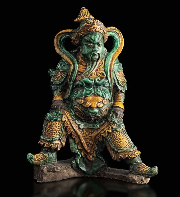 Grande figura di Guandi in ceramica invetriata a smalti Sancai, Cina, Dinastia Ming, XVII secolo