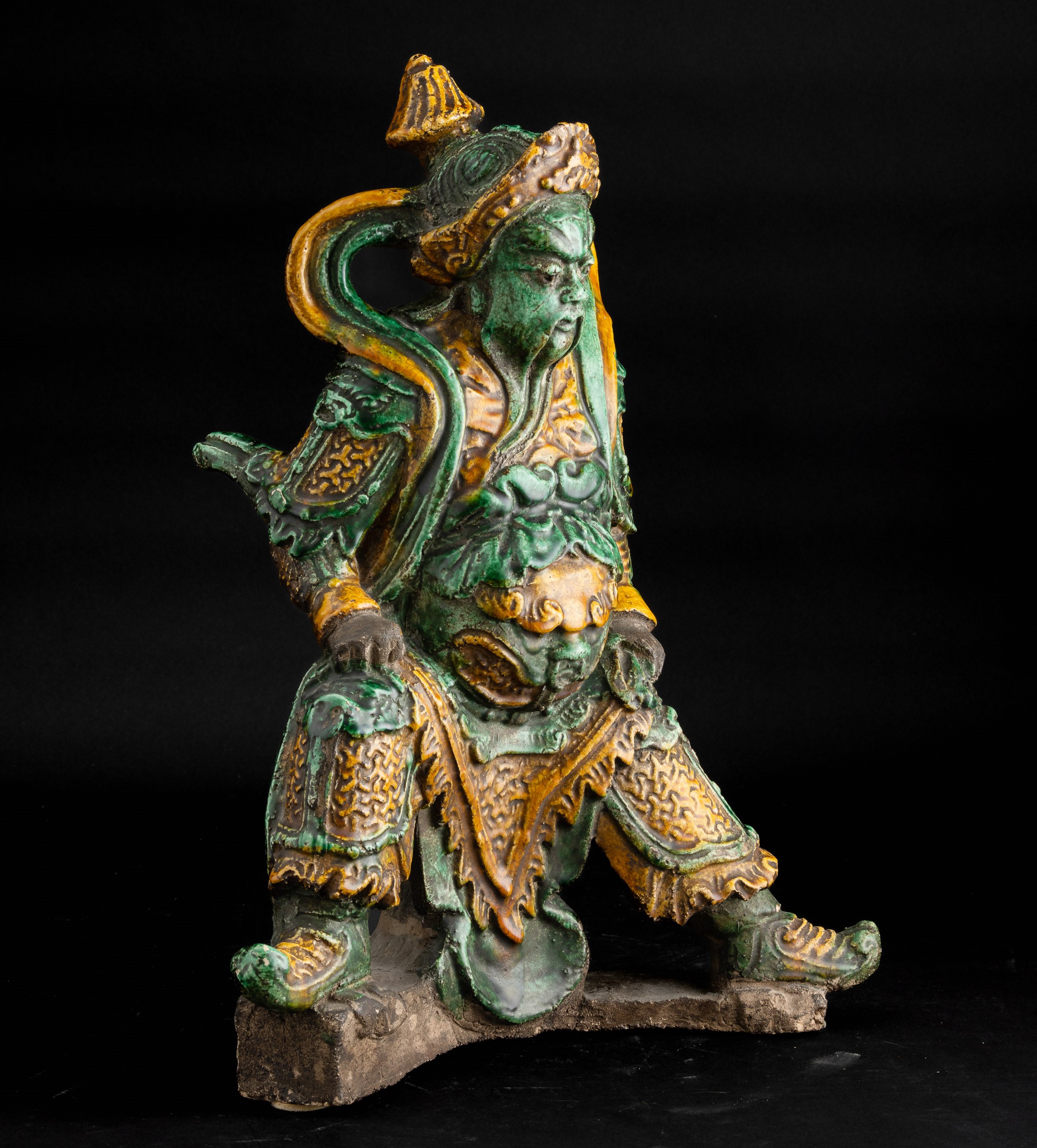 Grande Figura di Guandi in Ceramica Invetriata a Smalti Sancai, Cina, Dinastia Ming, XVII Secolo