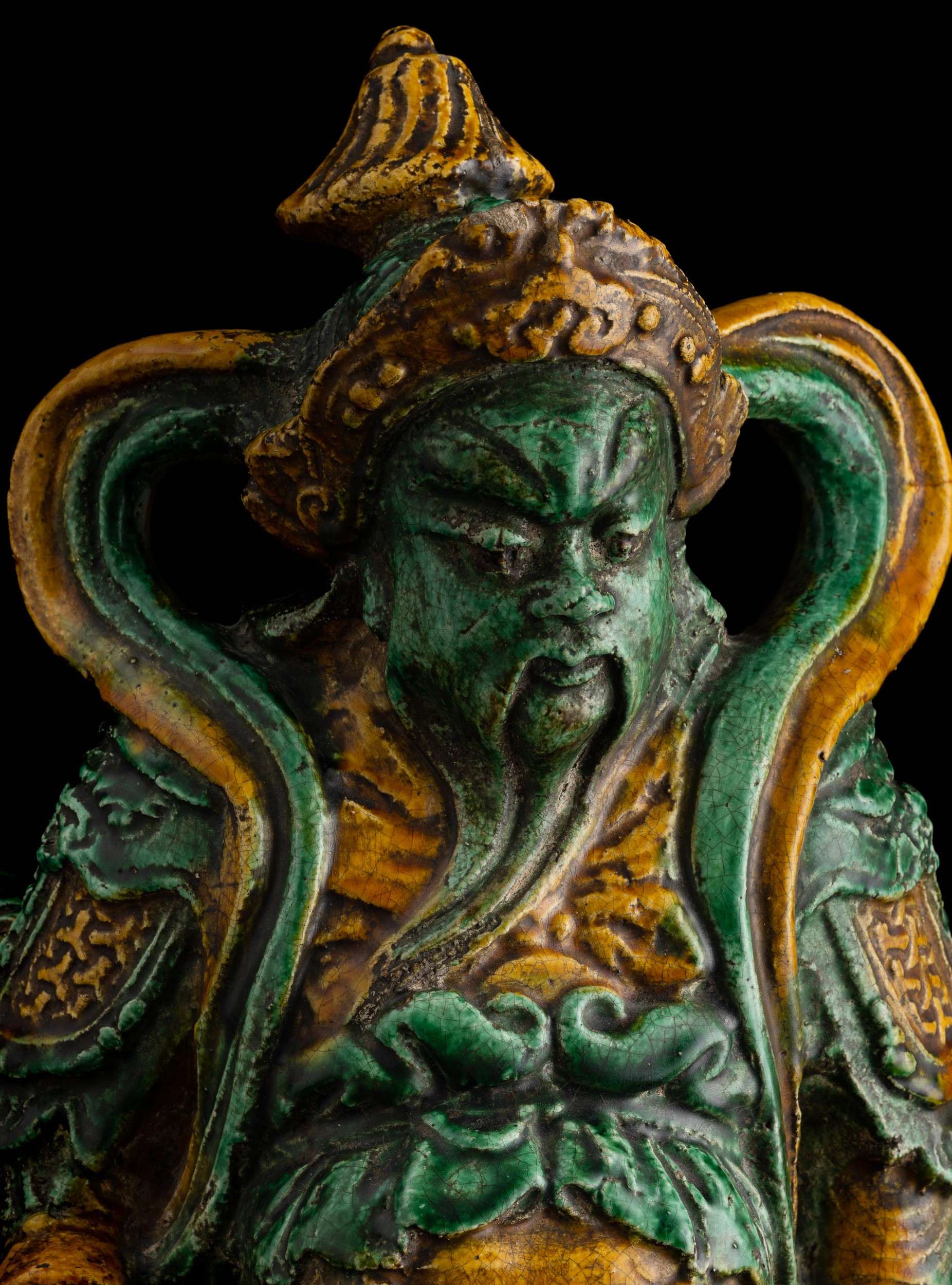 Grande Figura di Guandi in Ceramica Invetriata a Smalti Sancai, Cina, Dinastia Ming, XVII Secolo