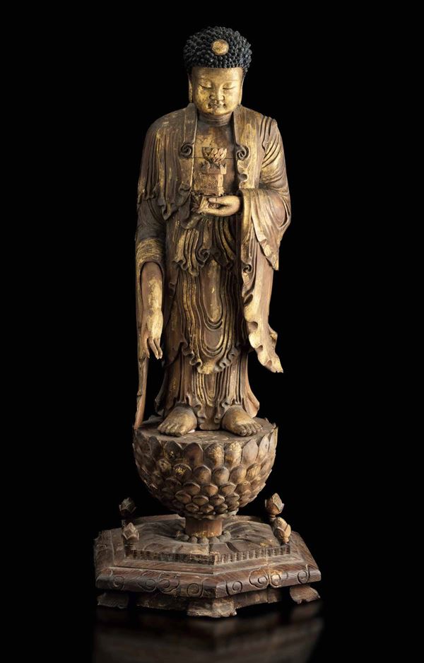 Figura di Buddha in legno dorato stante su fiore di loto, Cina, Dinastia Qing (1644-1912)
