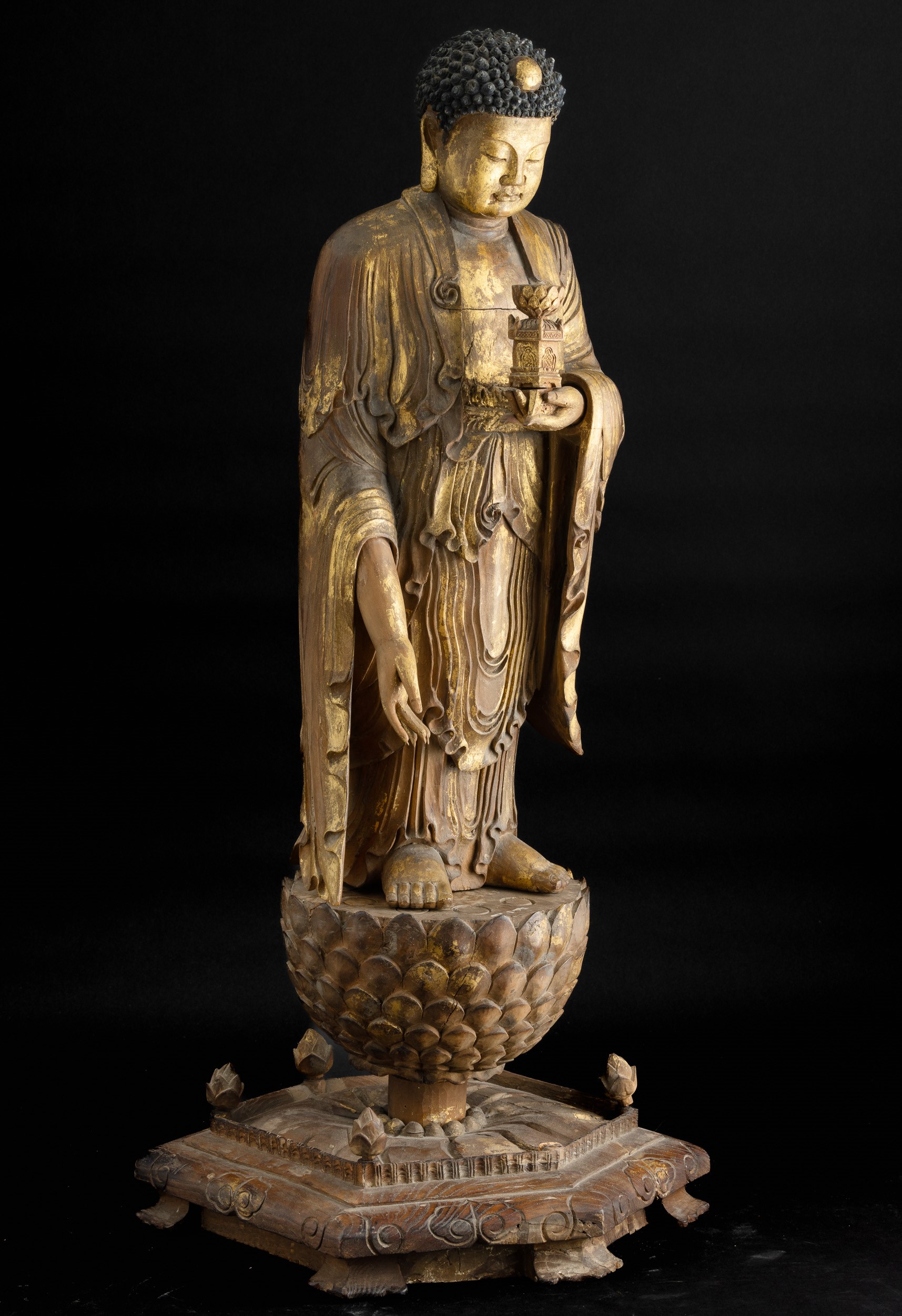 Figura di Buddha in Legno Dorato Stante su Fiore di Loto, Cina, Dinastia Qing (1644-1912)