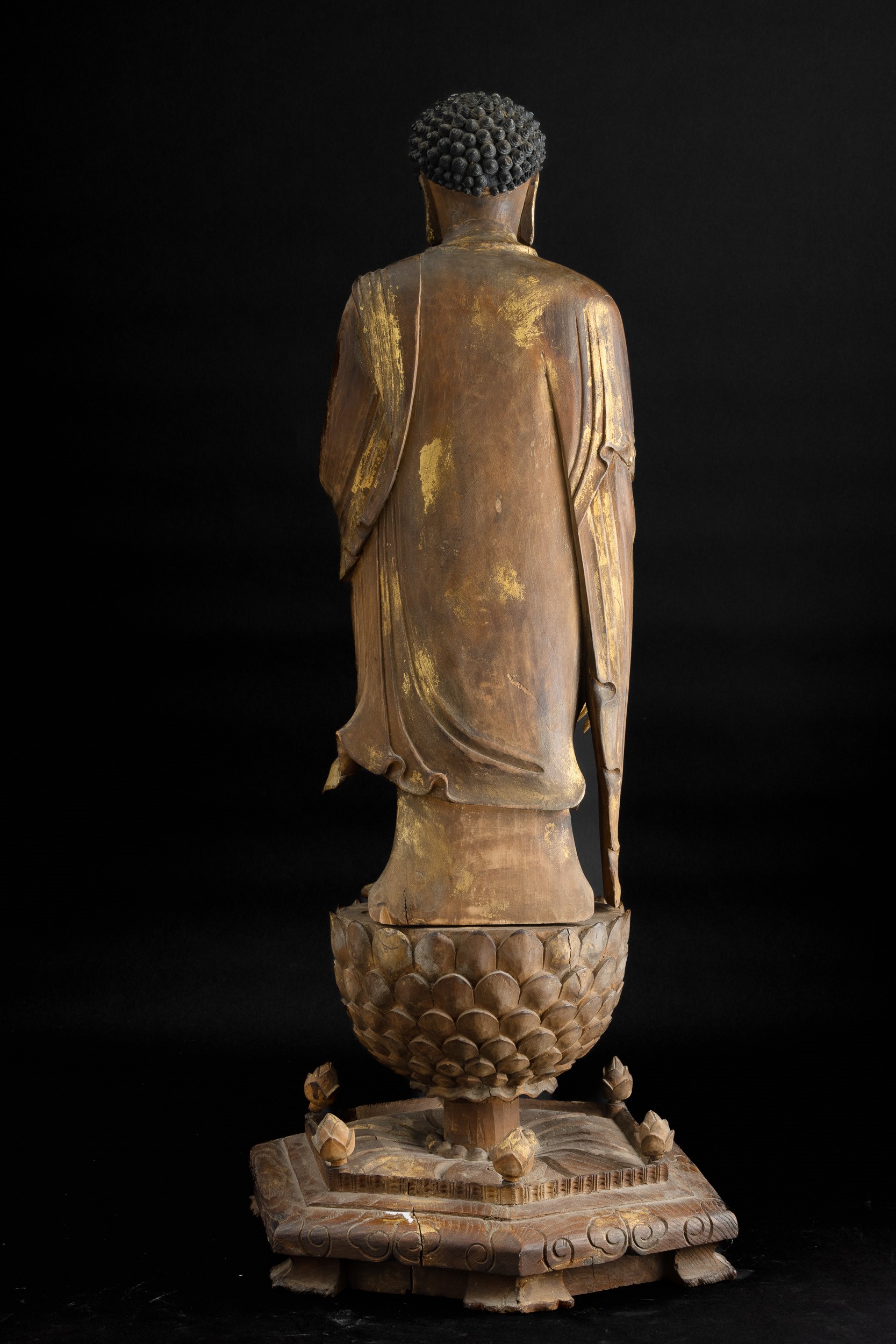 Figura di Buddha in Legno Dorato Stante su Fiore di Loto, Cina, Dinastia Qing (1644-1912)
