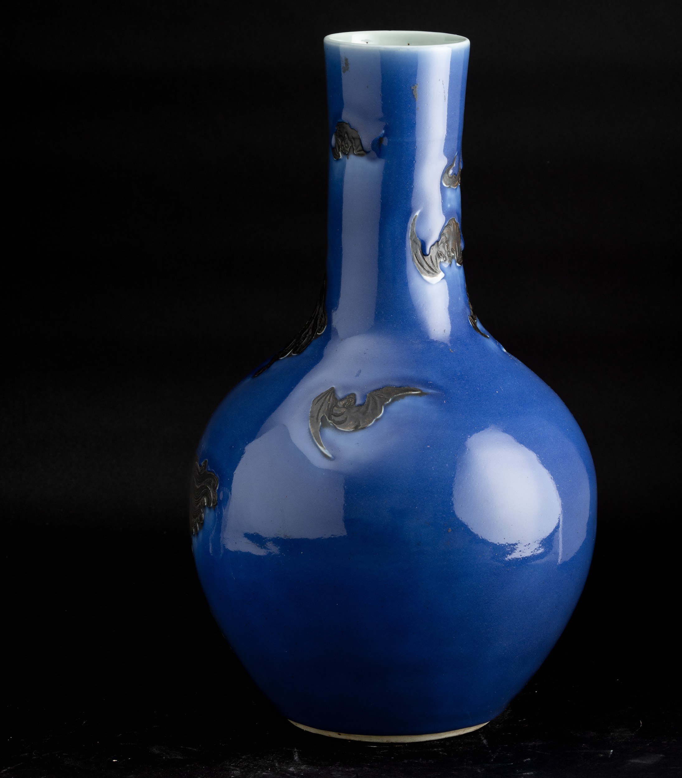 Raro Vaso a Bottiglia in Porcellana con Figura di Cane di Pho a Rilievo su Fondo Blu, Cina, Dinas...