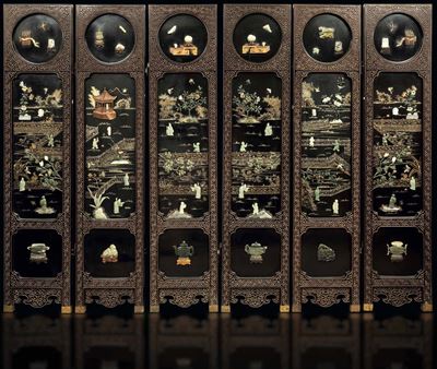 Paravento a Sei Ante in Legno Laccato con Scene di Vita Comune e Innesti in Giada e Pietre Dure, ...