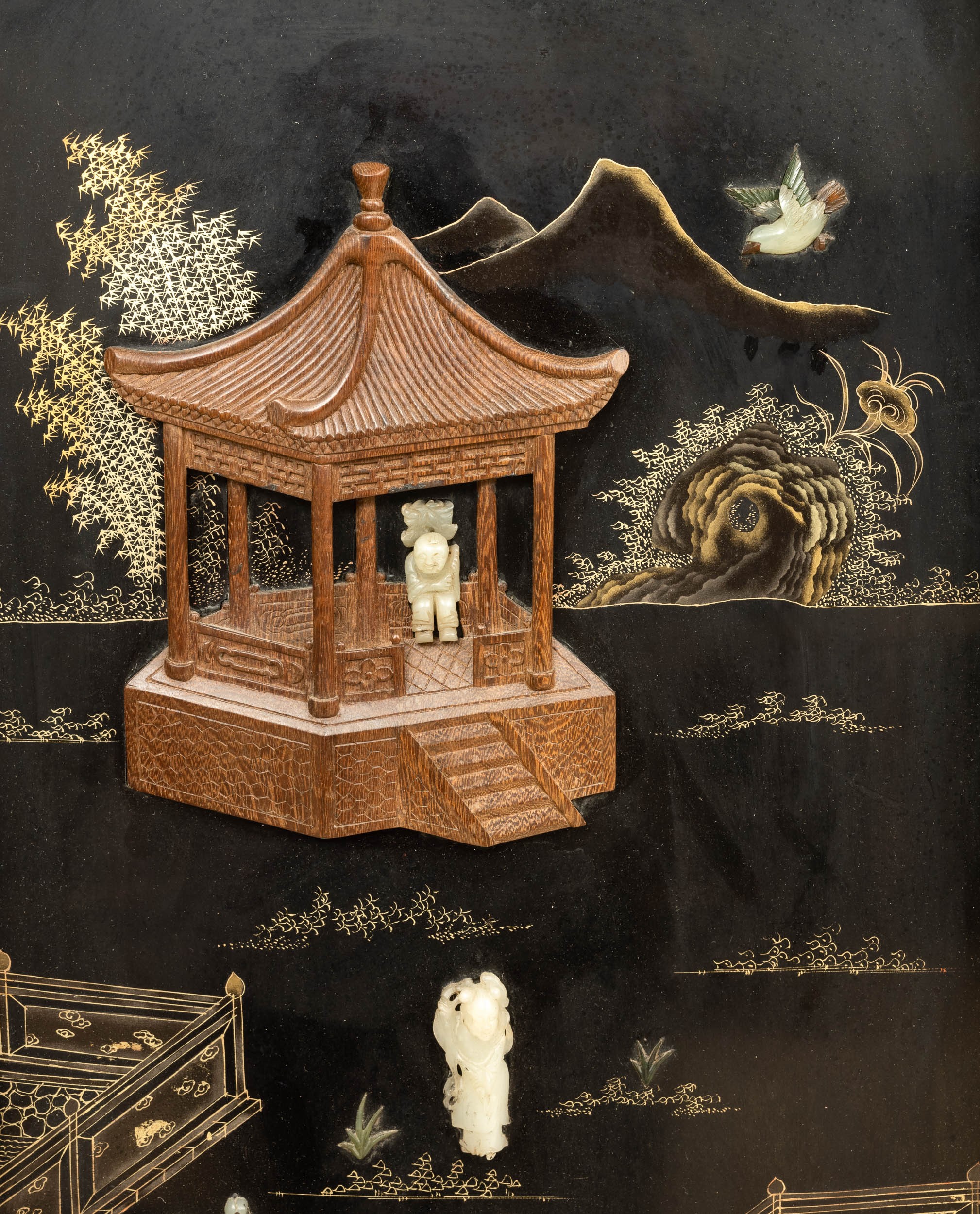 Paravento a Sei Ante in Legno Laccato con Scene di Vita Comune e Innesti in Giada e Pietre Dure, ...
