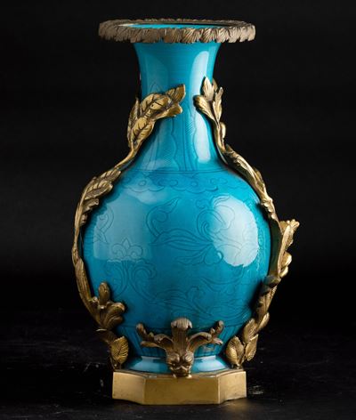 Vaso in Porcellana Monocroma Turchese con Decori Floreali Incisi, Cina, Dinastia Qing, XIX Secolo