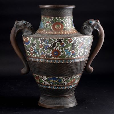 Giappone (periodo Meiji 1868-1912), Vaso in bronzo con decoro a racemi vegetali, smalti e anse sa...