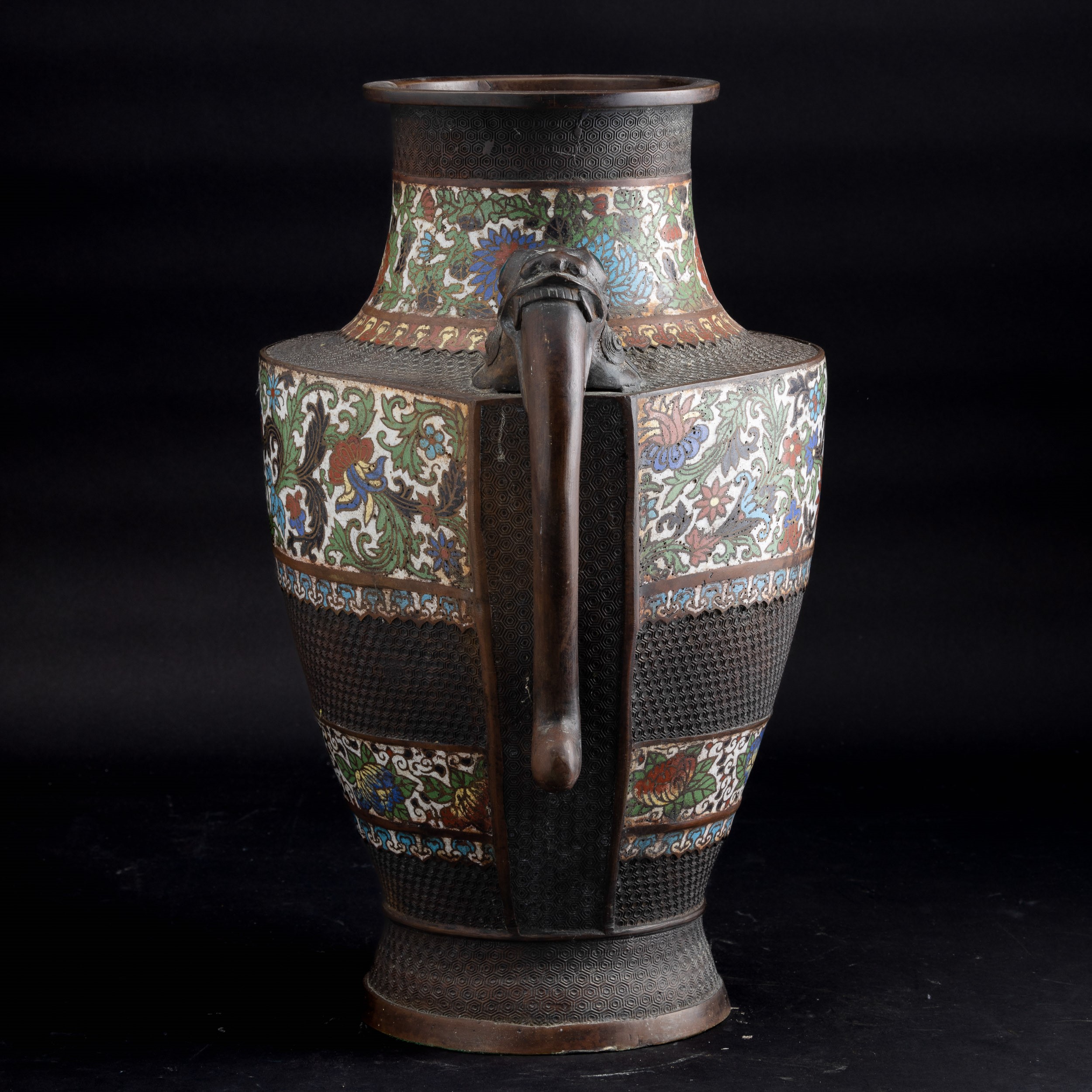 Giappone (periodo Meiji 1868-1912), Vaso in bronzo con decoro a racemi vegetali, smalti e anse sa...