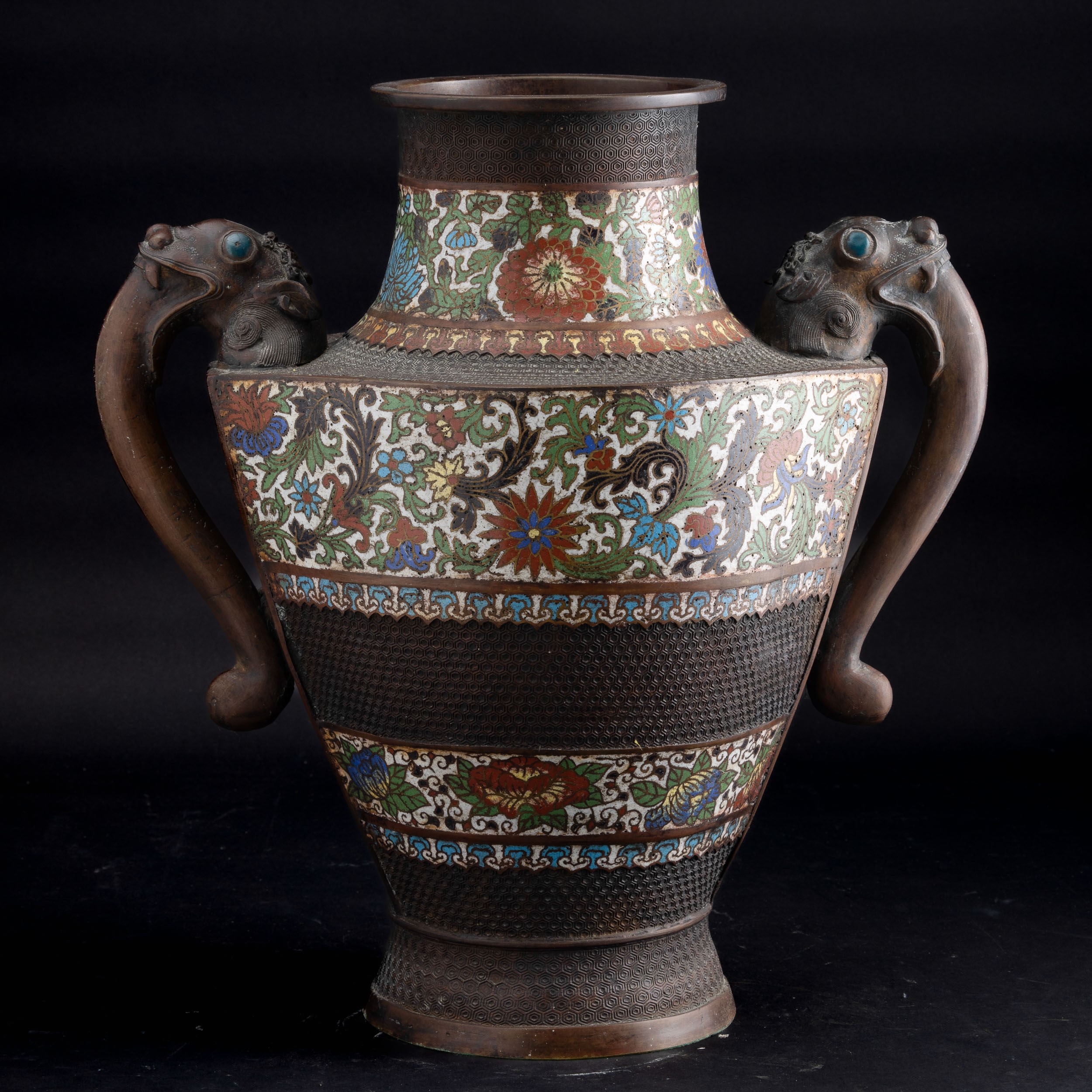 Giappone (periodo Meiji 1868-1912), Vaso in bronzo con decoro a racemi vegetali, smalti e anse sa...