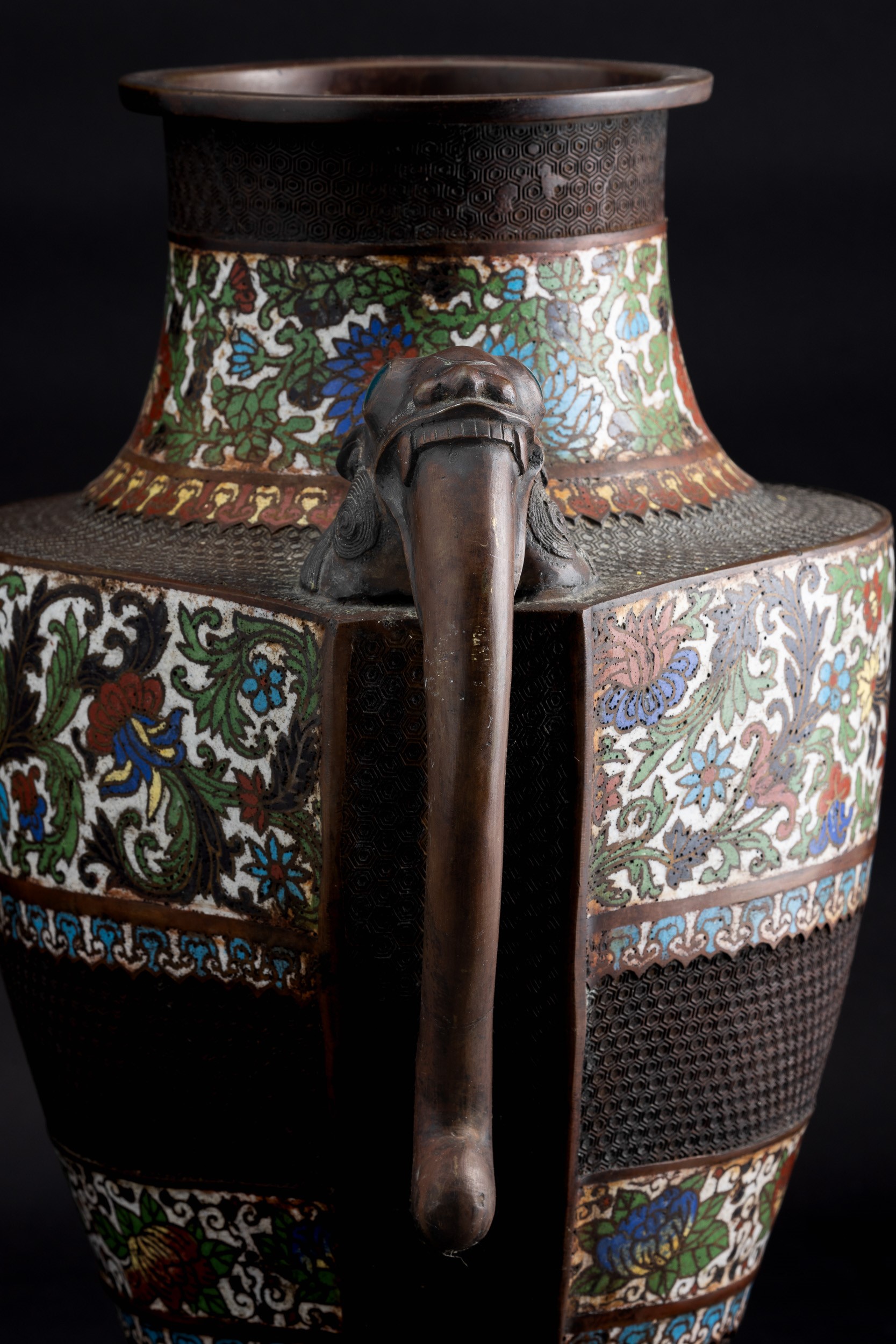 Giappone (periodo Meiji 1868-1912), Vaso in bronzo con decoro a racemi vegetali, smalti e anse sa...