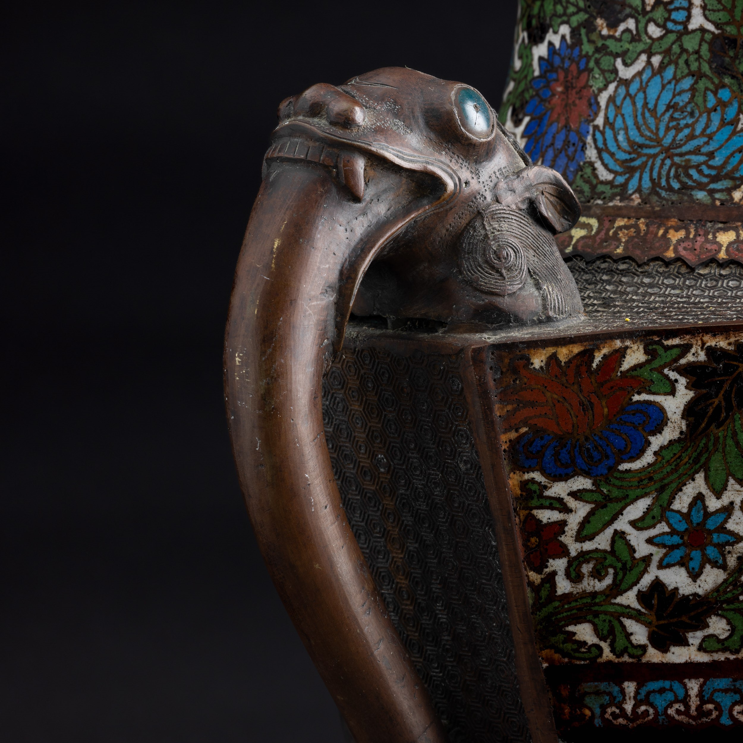 Giappone (periodo Meiji 1868-1912), Vaso in bronzo con decoro a racemi vegetali, smalti e anse sa...