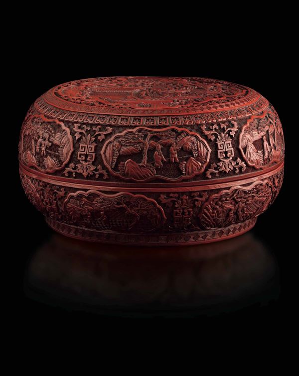 Grande scatola circolare finemente intagliata in lacca rossa con decoro floreale e scene di vita comune entro riserve sagomate, Cina, Dinastia Qing, epoca Qianlong (1736-1796)