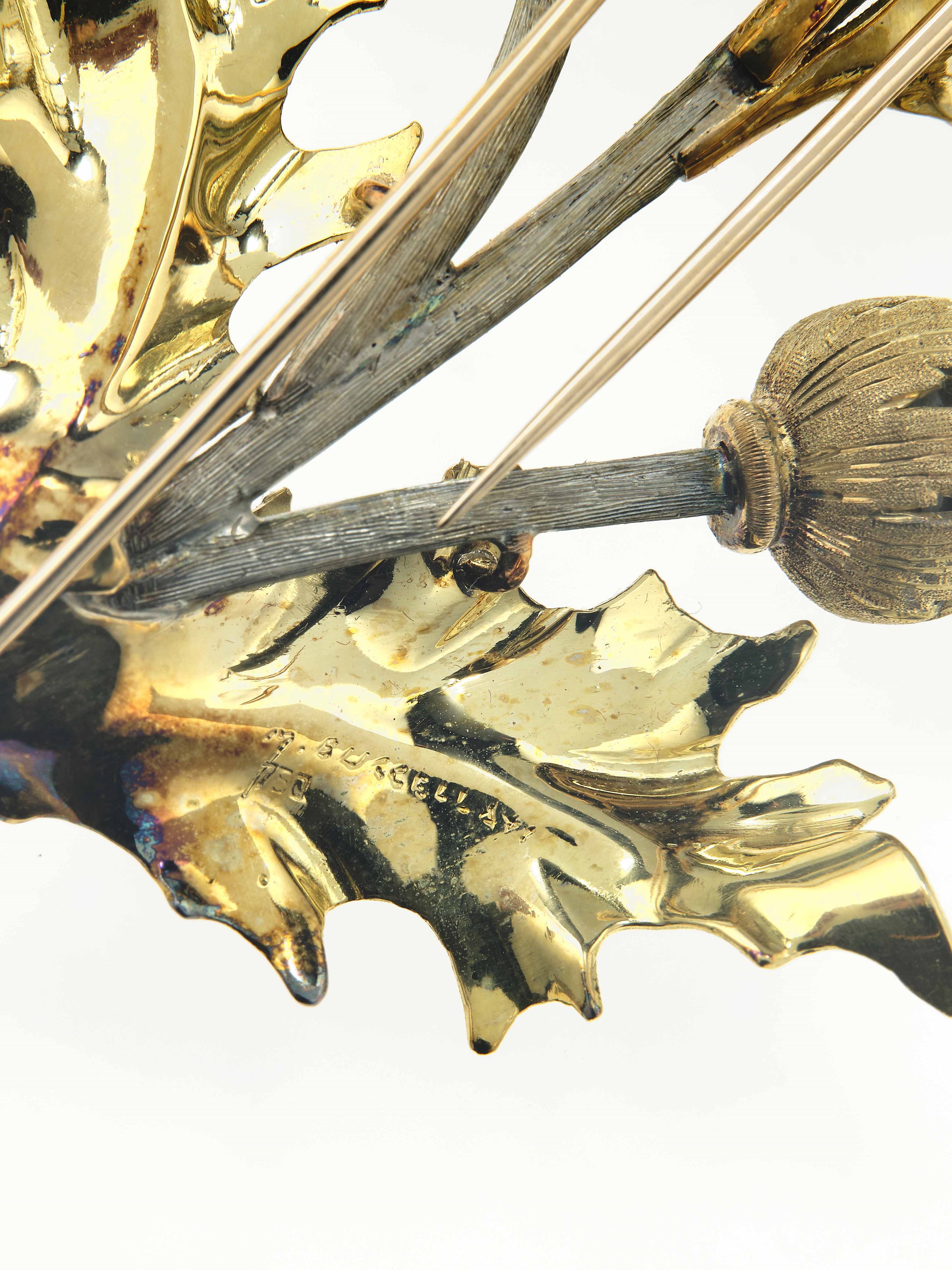 Buccellati, Spilla “cardo” in oro giallo 750/1000 e argento