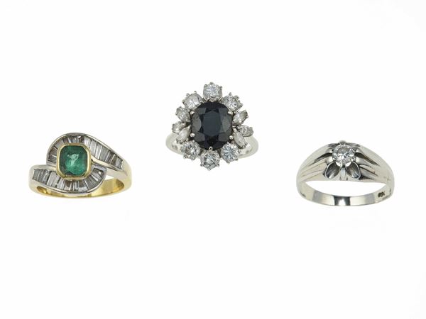 Lotto costituito da tre anelli con diamanti, zaffiro e smeraldo
