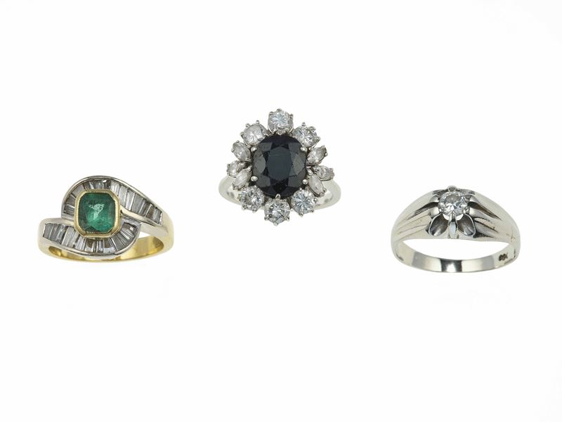 Lotto costituito da tre anelli con diamanti, zaffiro e smeraldo  - Asta Gioielli - Cambi Casa d'Aste