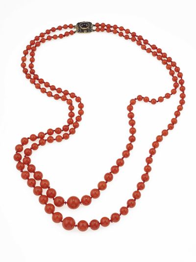 Collana a due fili di corallo con fermagli in oro giallo 750/1000 e argento