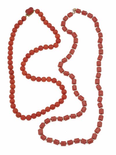 Due collane di corallo, fermagli in metallo dorato e oro 18Kt