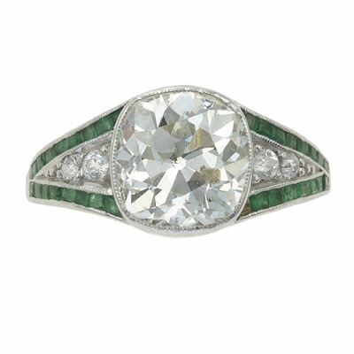 Anello in oro bianco 750/1000 con diamante taglio cuscino (ct 3,00 circa) e piccoli smeraldi