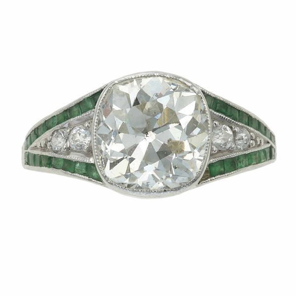 Anello con diamante taglio cuscino di ct 3.00 circa e piccoli smeraldi