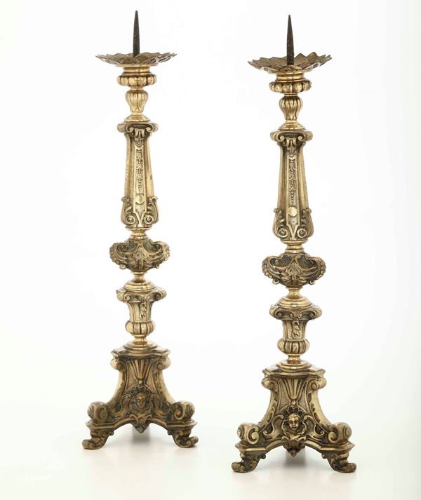 Coppia di candelieri da altare probabilmente in ottone,  seconda metà XVIII secolo