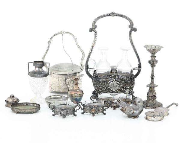Insieme di oggetti. Differenti manifatture dal XIX al XXI secolo