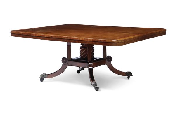 Tavolo in legno intagliato e legno lastronato. Inghilterra XIX-XX secolo