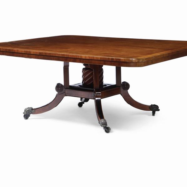 Tavolo in legno intagliato e legno lastronato. Inghilterra XIX-XX secolo