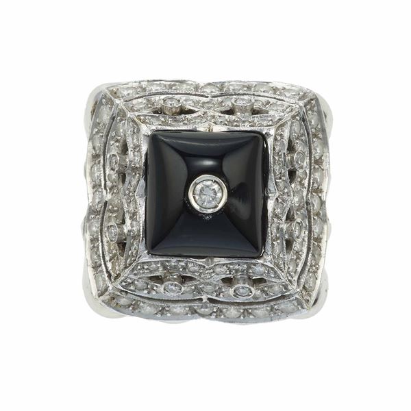 Diamond ring with interchangeable central pods