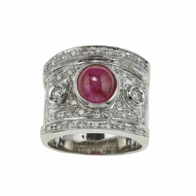 Anello a Fascia con Diamanti e Rubino Cabochon