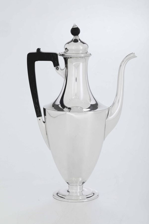 Caffettiera in metallo argentato. USA XX secolo