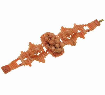 Bracciale in corallo intagliato con montatura in metallo dorato