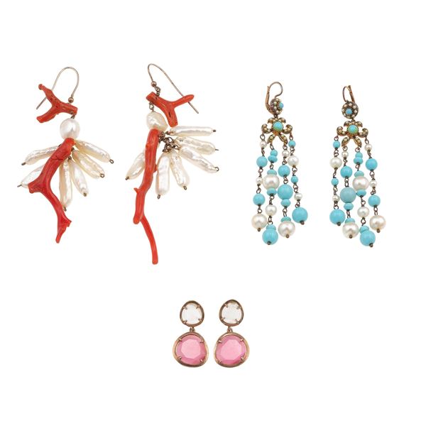 Lotto costituito da tre paia di orecchini con corallo, perle pietre dure e jem set