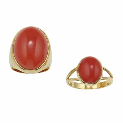 Due anelli, montature in oro giallo 750/1000 con corallo