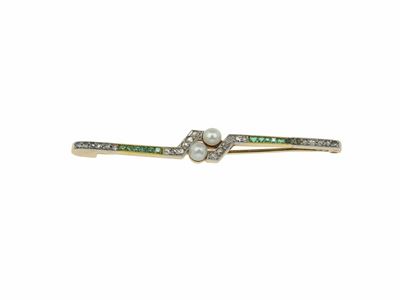 Spilla in metallo prezioso con diamanti, smeraldi e piccole perle