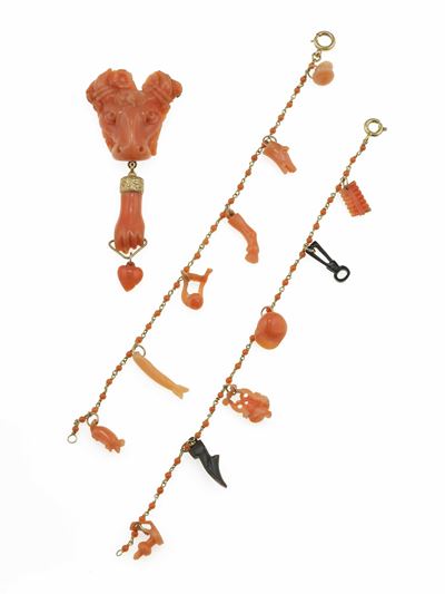 Lotto composto da due bracciali e una spilla con coralli, in oro a basso titolo e oro giallo 750/...