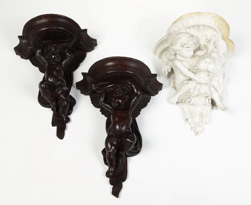 Tre mensole, una in maiolica e due in legno  - Auction Antique - Cambi Casa d'Aste