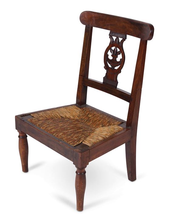 Piccola sedia in legno