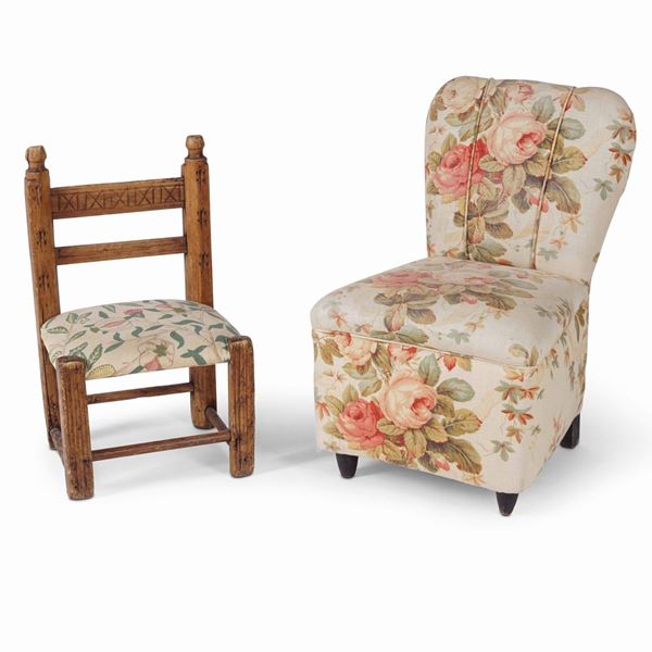 Due piccole sedie imbottite