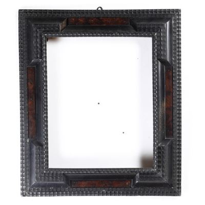 Cornice Guillochè in Legno Intagliato, Ebanizzato con Riserve a Finta Tartaruga. XIX Secolo