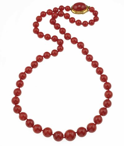 Collana, boules di corallo e struttura in oro giallo 750/1000